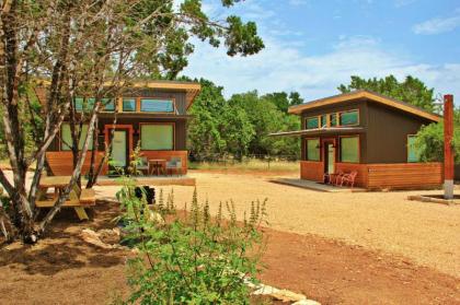 Green Acres Cottages - Luckenbach Suite - image 13