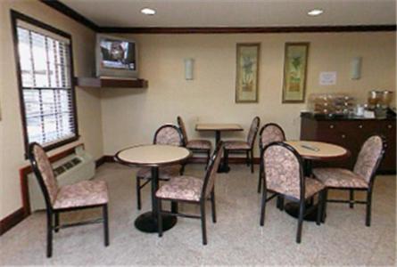 Yorktown Motor Lodge - image 7